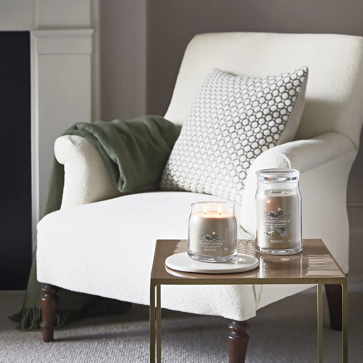 Yankee Candle Signature Jar Candle Medium Jar Amber And Sandalwood 368g 4 Yankee Candle Signature Jar Candle Medium Jar Amber And Sandalwood 368g - Image 4